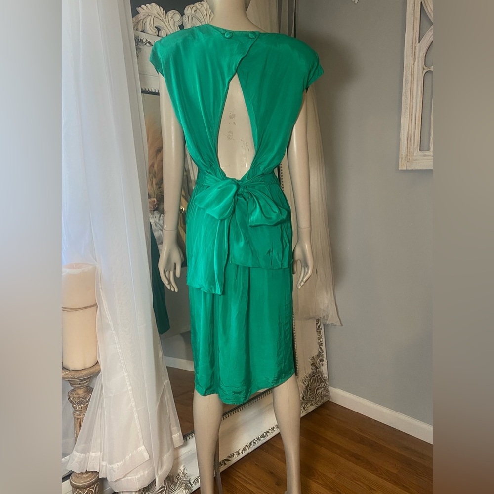 Iconic 80s vintage with asymmetric details and open back jade green - Picture 3 of 10